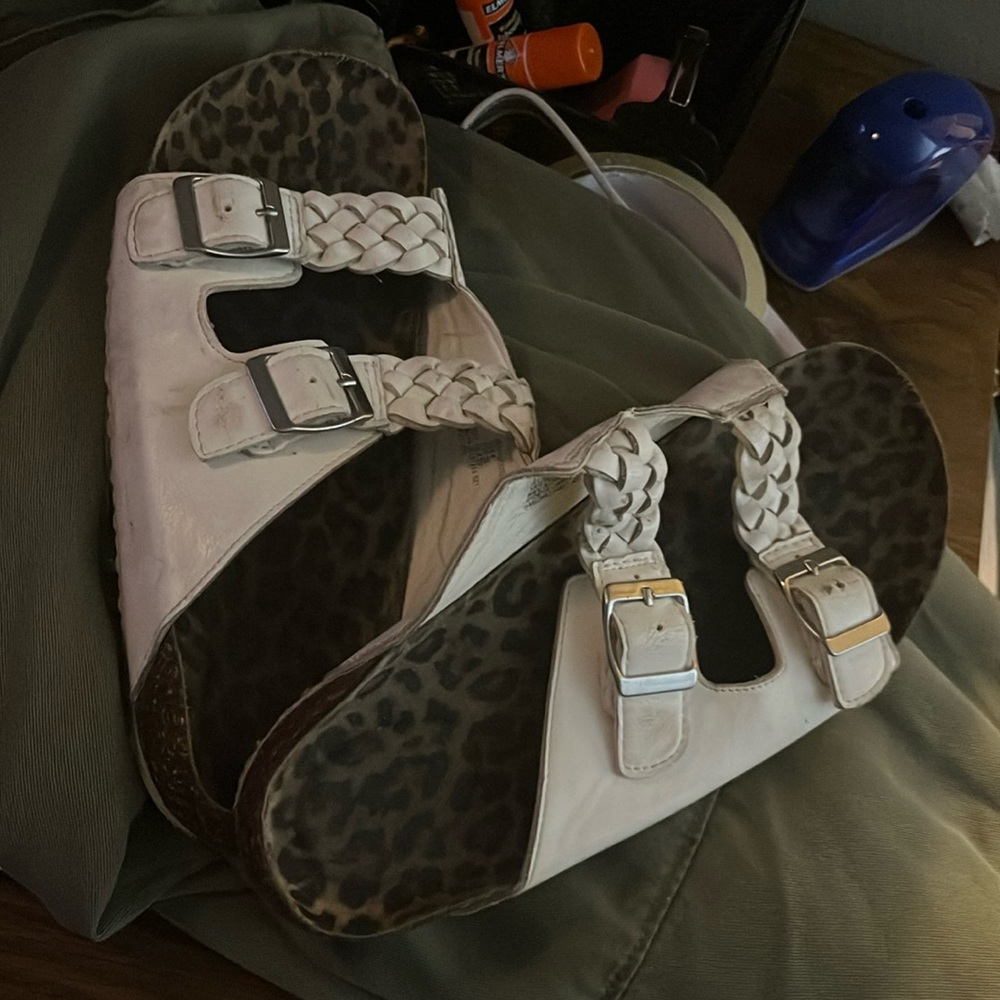 I’m selling cute sandals for the summer